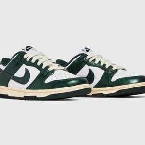 NiKE VINTAGE GREEN Dunk Low Basketball Shoe (Women) Size 7